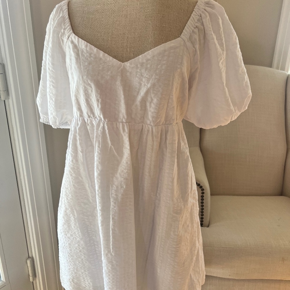 Old navy white off the shoulder dress. Size M.